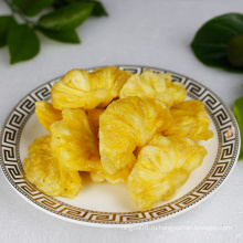 Здоровые ломтики ананаса из сушеных фруктов на продажу